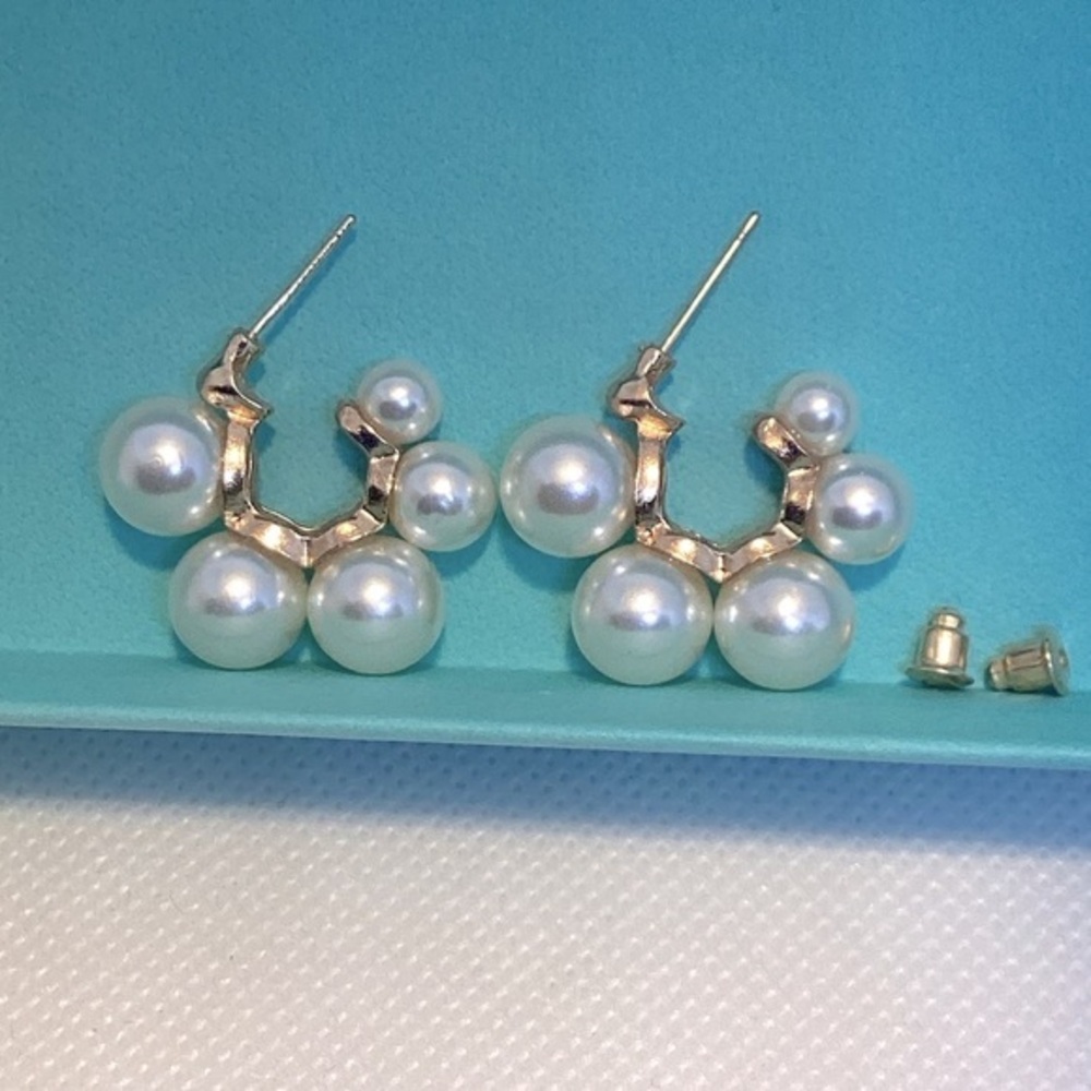 NEWT GEOMETRIC FAUX C SHAPE PEARLS EARRINGS